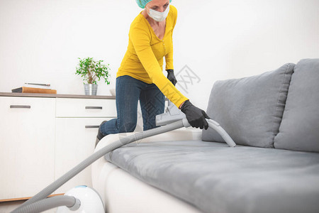 家庭公寓和房间消毒消除污染清洁在危险出现时与吸尘器清图片