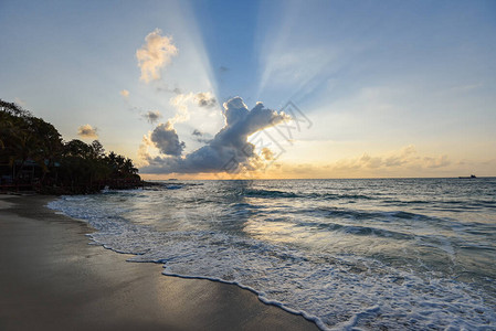 热带日出或日落的海平面戏剧天空喜图片