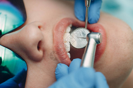 牙科牙医和病人牙科诊图片