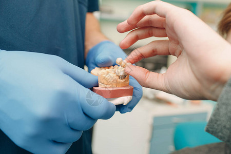 牙科医生向病人展示植入图片