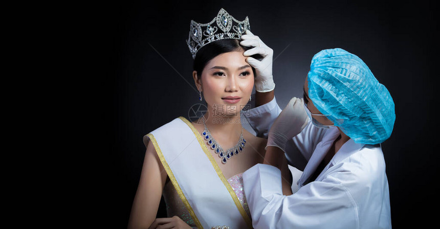 美女皇后盛宴小姐与钻石王冠的比赛由美容医生检查并建议在整形外科手术皮肤治疗调整脸颊骨双唇前进图片