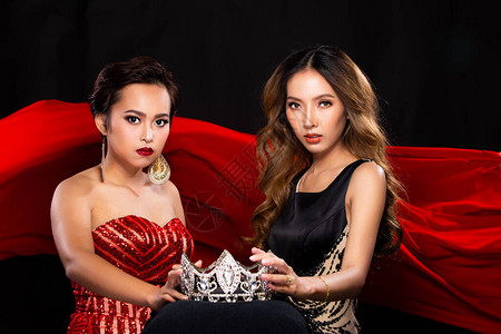 两位选美小姐选美皇后参赛者为宝石钻王冠而战高清图片