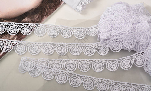白色温柔的胶带光背景上的美容带织物弹材料用于Atelier和针线图片