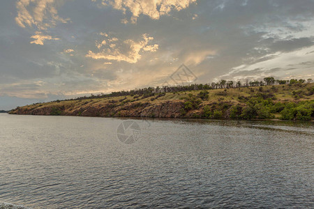 Dnieper河和Khortytsia岛夏季风景高清图片