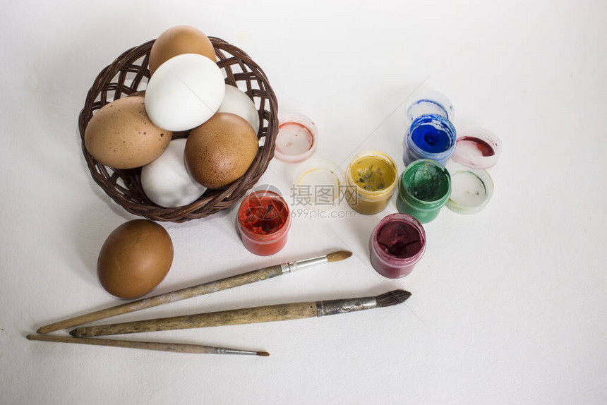 小孩在复活节鸡蛋上画绘画是为ADHD儿童玩耍的治疗注意力缺乏超动障碍图片