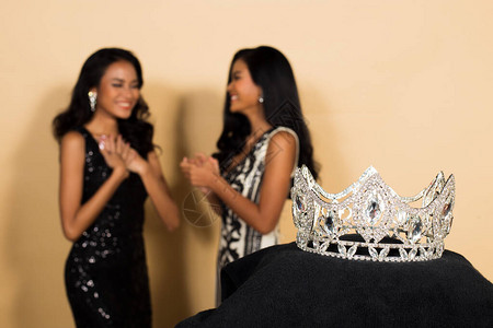 两位选美小姐选美皇后大赛亚洲晚礼服亮片礼服配钻石皇冠腰带背景图片