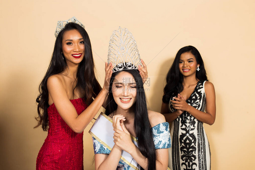 三位小姐选美皇后大赛在亚洲晚礼服亮片礼服与钻石皇冠腰带图片