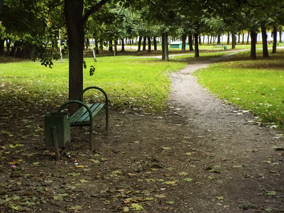 莫斯科公园的绿色长椅图片