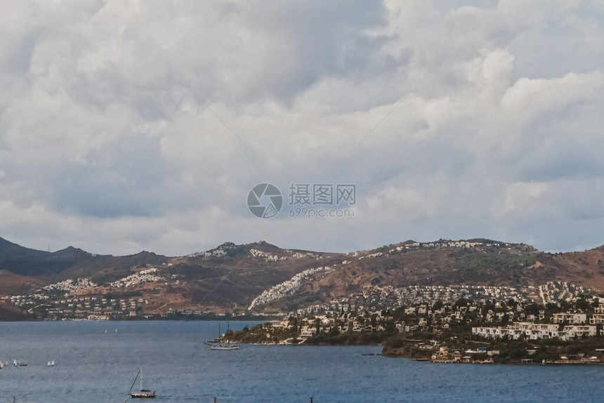 地中海岸和多云天空美丽的全景大海风景和图片