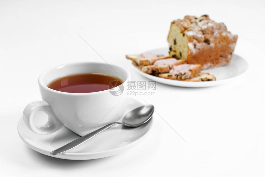 早茶会英式下午茶与羊角面包的茶两餐之间的小吃白色背景中的巧图片