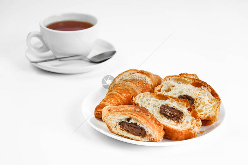 早茶会英式下午茶与羊角面包的茶两餐之间的小吃白色背景中的巧图片
