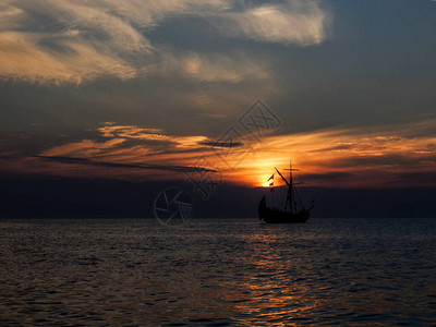 晚上盛夏日夕阳下在海上畅快和放图片