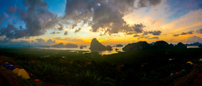 在红树林海湾与山的全景五颜六色的日出图片