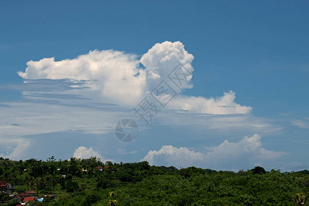 蓝色天空中的云层塑造图片