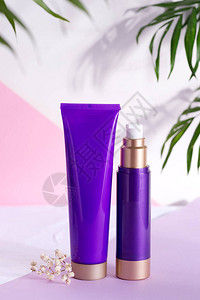 紫色化妆品塑料瓶装奶油和润滑剂容器图片