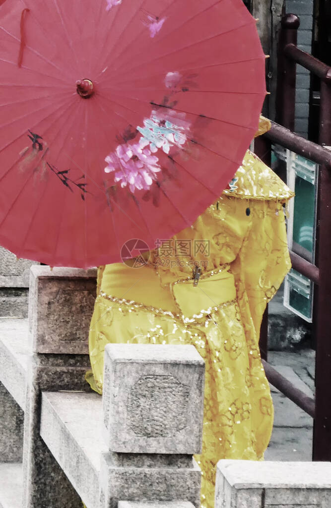 身着国服的妇女与上海朱甲岛古城图片