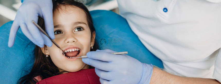 一名在牙医诊所治疗的天主教小女孩图片
