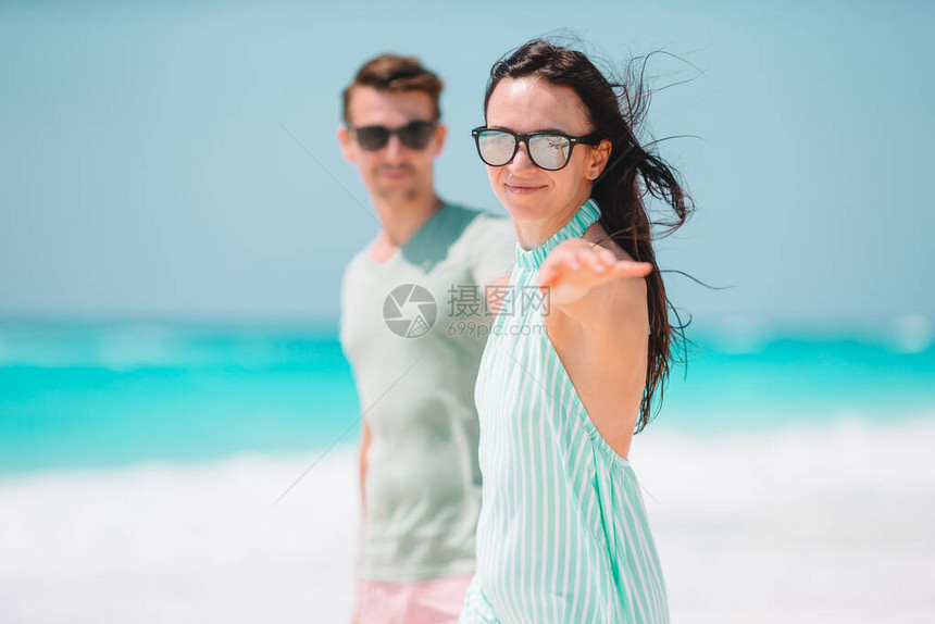 家庭海滩度假年轻夫图片