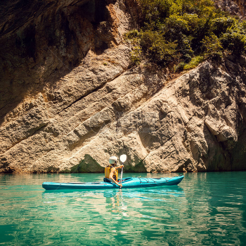 加泰罗尼亚比利牛斯山脉皮划艇上的女人图片