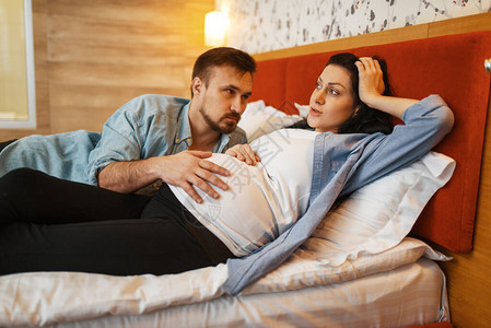 丈夫在家听怀孕妻子肚里的婴儿图片