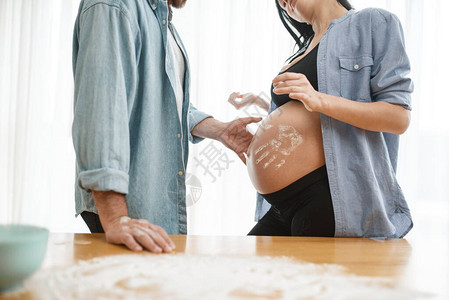 有爱心的丈夫在家喂养怀孕的妻子图片