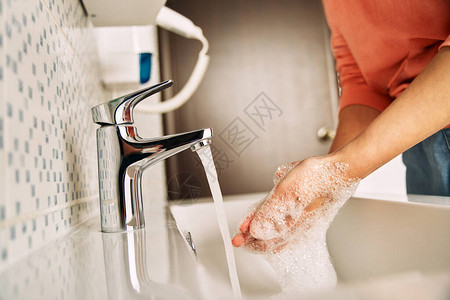 这名年轻女孩用肥皂洗手图片