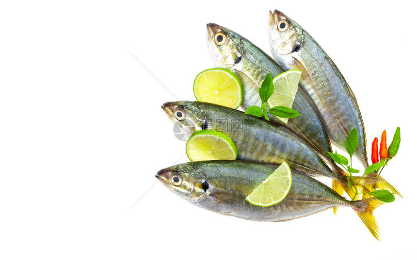 有柠檬和叶子的新鲜鱼白图片