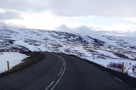 冰岛的冬季风景中路面满是积雪图片