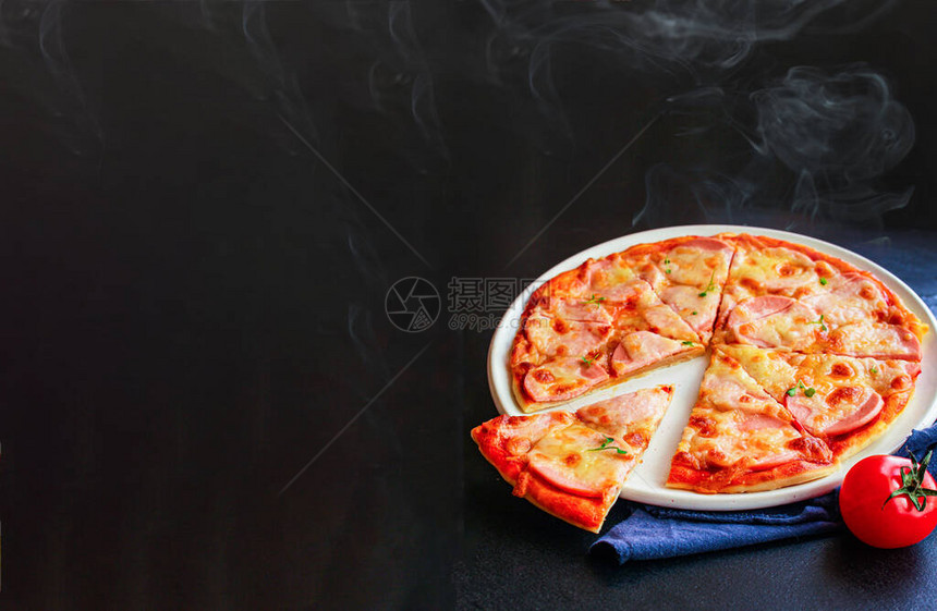披萨香肠番茄酱奶酪菜单概念食物背景饮食顶端视图图片