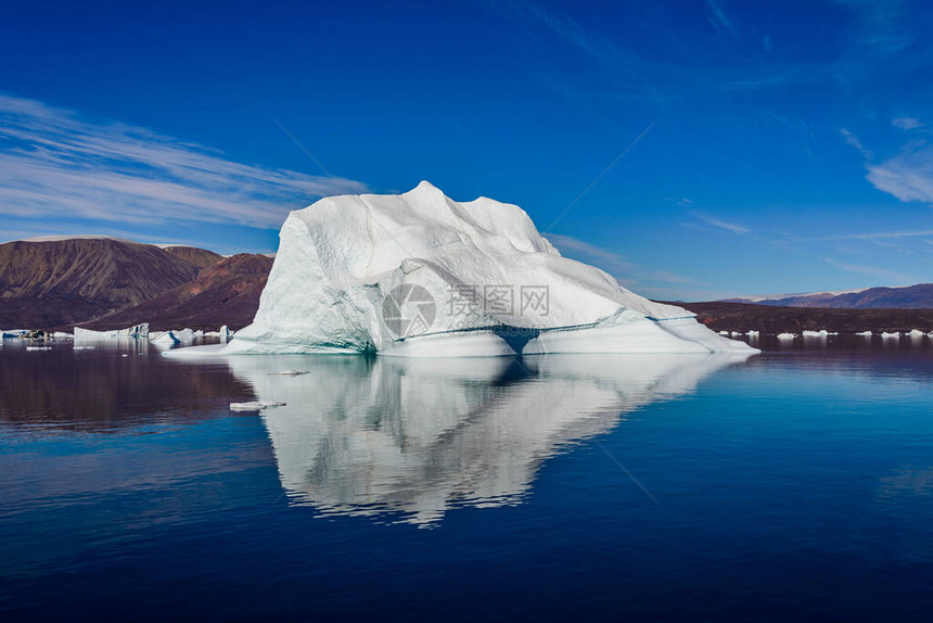 在格陵兰湾的冰山码头沉浸在平静的水中阳光明媚的天图片