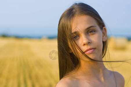 长头发和忧伤绿眼的青春少女站在图片