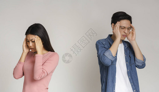 亚洲年轻夫妇头痛打架摸头带复制空间全景图片
