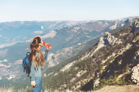 年轻漂亮的女孩在春秋两季独自在山上旅行背景图片