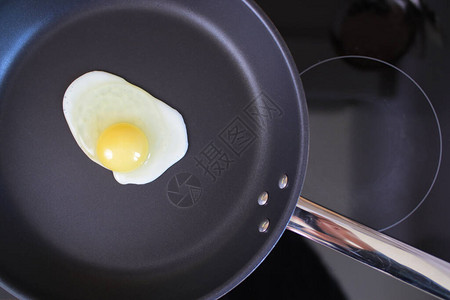 在热锅上煎一个新鲜鸡蛋最图片