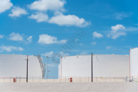美国德克萨斯州科珀斯克里斯蒂市云蓝天下带楼梯的白油储罐汽油石油天然气的大型工业容器石油化工背景