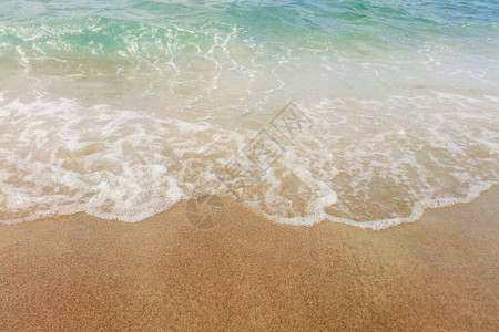 沙滩上的蓝色海洋波浪图片
