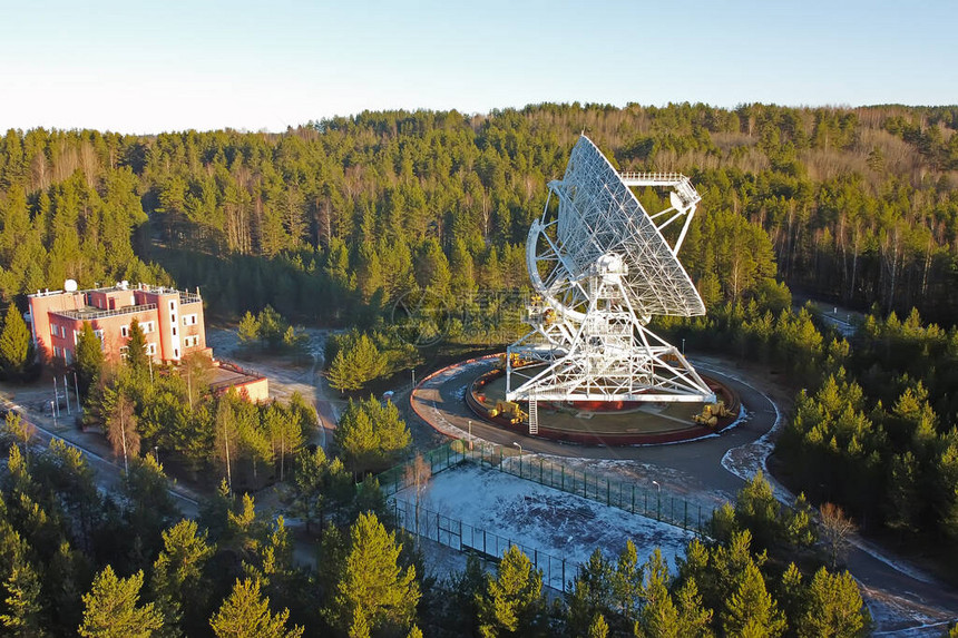 射电望远镜位于俄罗斯森林中图片