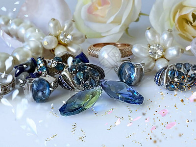 蓝色水晶和白色珍珠首饰金银蓝色石戒指耳环绿色翡翠图片