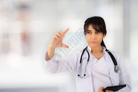 一位年轻的女医生或黑发女学生站在医院大厅里图片