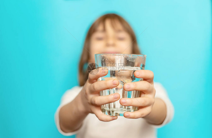 女孩从杯子里喝水图片