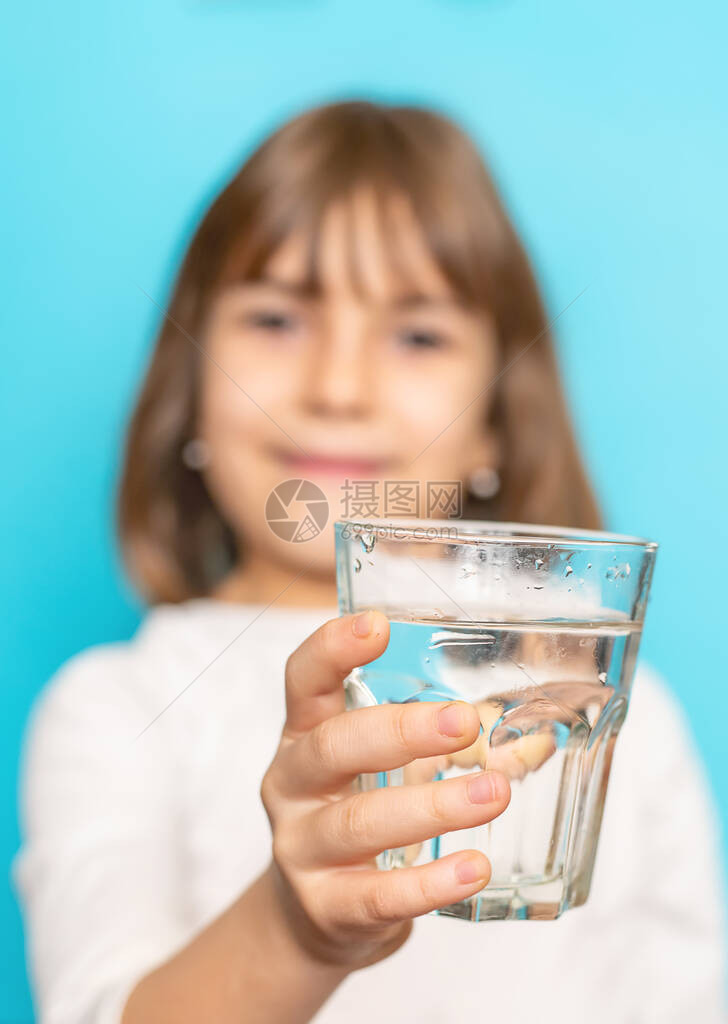 女孩从杯子里喝水图片