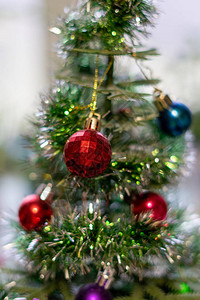 装饰小圣诞树上的明亮圣诞球图片