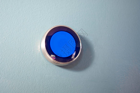 浅蓝色墙上的智能家居恒温器蓝色中心表示冷却功能用绿图片