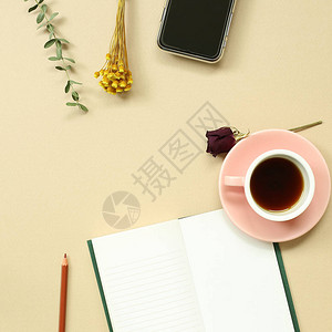 笔记本咖啡杯智能电话和花板装饰平铺顶视背景图片