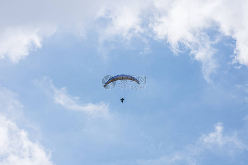 在蓝天白云中漂浮的滑翔伞图片