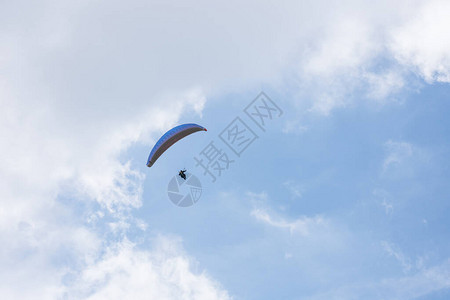 天空中漂浮的滑翔伞山上有云图片
