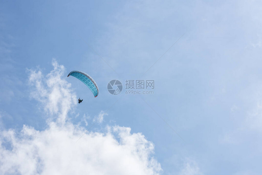 夏季在天空中漂浮图片