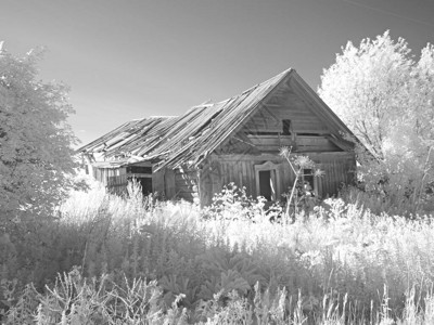 村里废弃的旧木屋红外线照片另一个愿景俄罗斯乌拉尔图片