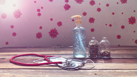 防疫剂或酒精凝胶装在瓶口腔镜医疗心脏病学家的旧木板浅光自然软光图片