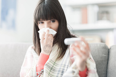 感冒和感冒的年轻患病女青年她正在吹鼻图片